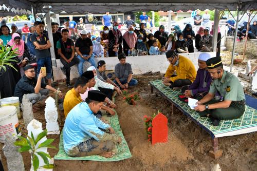 ALLAHYARHAM MUHAMMAD ARIF IDRIS
