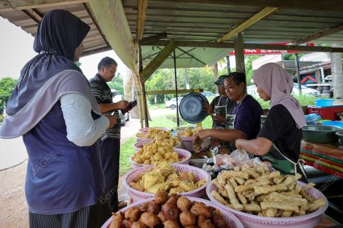 PENIAGA PISANG GORENG