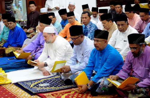 MK08_02032017_AGONG_SOLAT