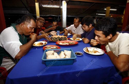 BERBUKA PUASA