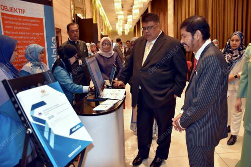 DATUK SERI DR MOHD UZIR MAHIDIN