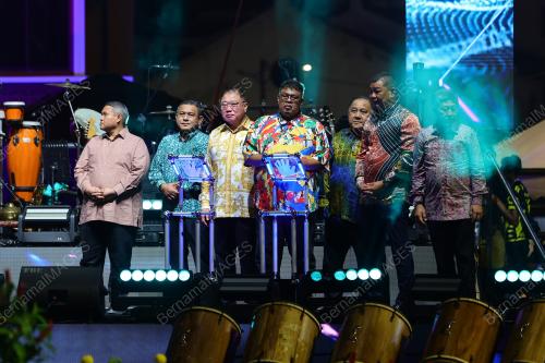 DATUK SERI TIONG KING SING