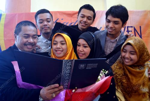 MK09_12112013_TERBAIK_GRADUAN