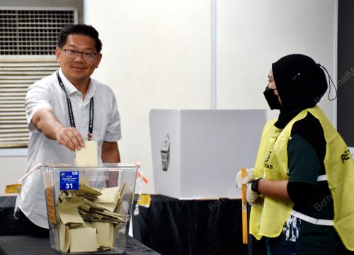 DATUK LIM BAN HONG