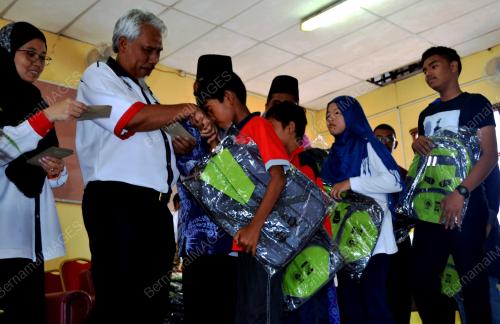 MK09_28122016_BANTUAN_SEKOLAH