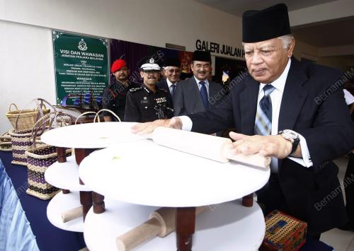 TUN MOHD KHALIL YAAKOB