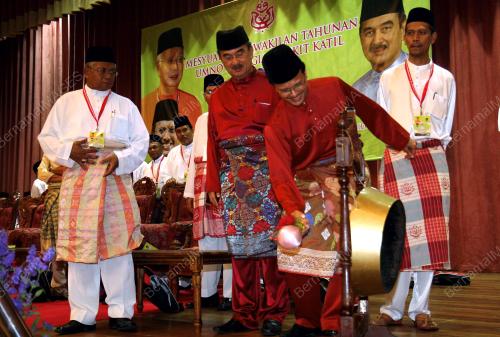 DATUK RAJA NONG CHIK RAJA ZAINAL ABIDIN