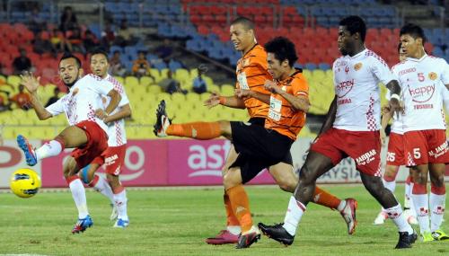 MK10_10072012_KELANTAN_BOLA