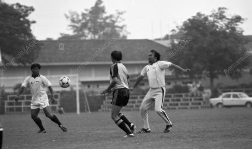 MK10_12012015_BOLA_MENTERI