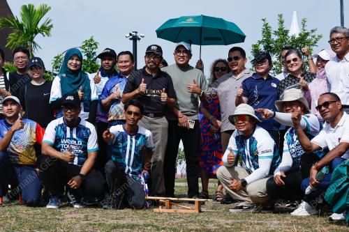 DATUK SERI DR MOHD UZIR MAHIDIN