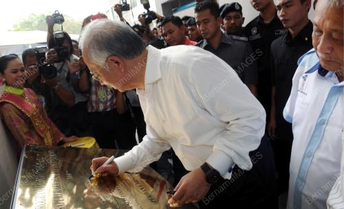 MK11_24022012_NAJIB_PLAK