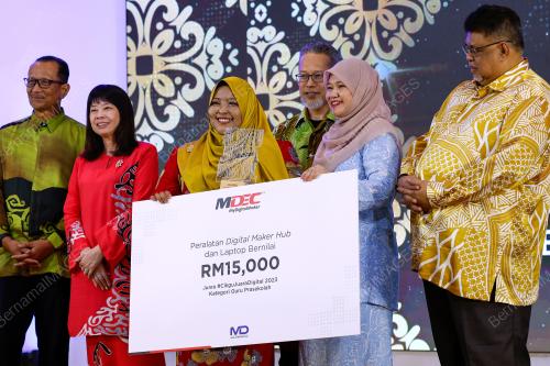 FADHLINA SIDEK