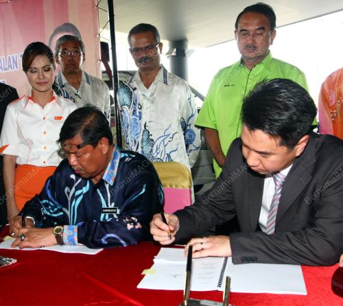 PRAMUGARI PESAWAT FIREFLY