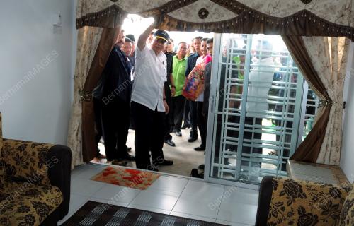 MK16_24022012_NAJIB_TINJAU
