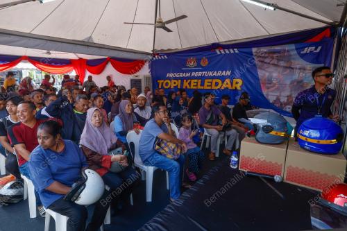 KAUNTER PENUKARAN TOPI KELEDAR JADI TUMPUAN