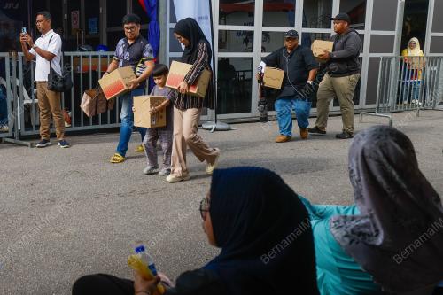 KAUNTER PENUKARAN TOPI KELEDAR JADI TUMPUAN