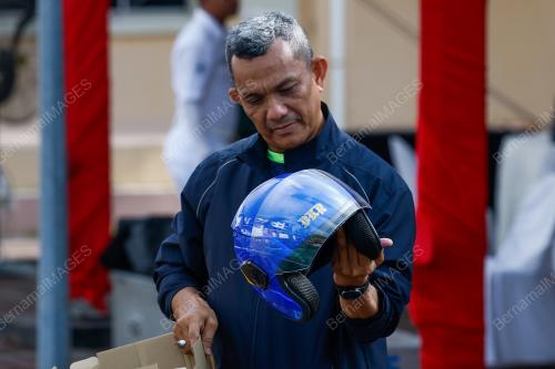 KAUNTER PENUKARAN TOPI KELEDAR JADI TUMPUAN