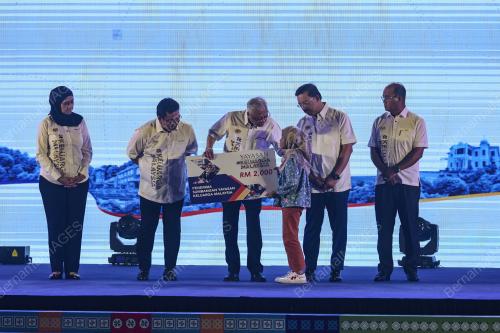 DATUK SERI ISMAIL SABRI YAAKOB