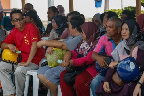 KAUNTER PENUKARAN TOPI KELEDAR JADI TUMPUAN