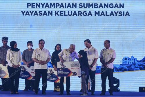 DATUK SERI ISMAIL SABRI YAAKOB