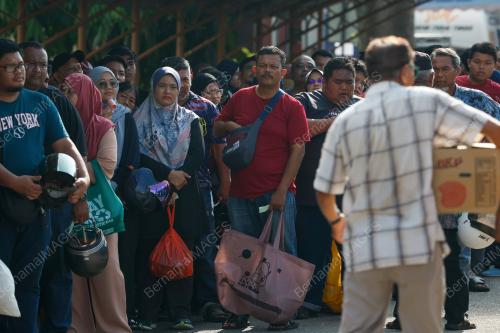 KAUNTER PENUKARAN TOPI KELEDAR JADI TUMPUAN