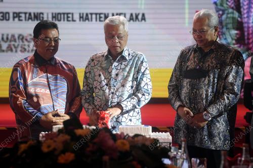 DATUK SERI ISMAIL SABRI YAAKOB