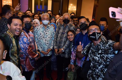 DATUK SERI ISMAIL SABRI YAAKOB