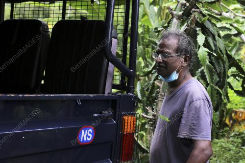 MAYAT LEMAS DITEMUI DICELAH POKOK BAKAU PANTAI BALAK