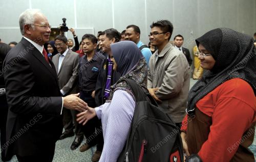 NLD13_01082014_MAKAN_MALAM