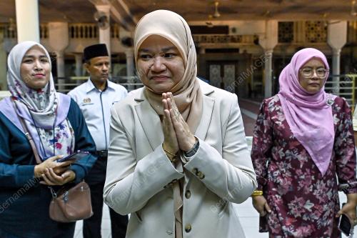 FADHLINA SIDEK