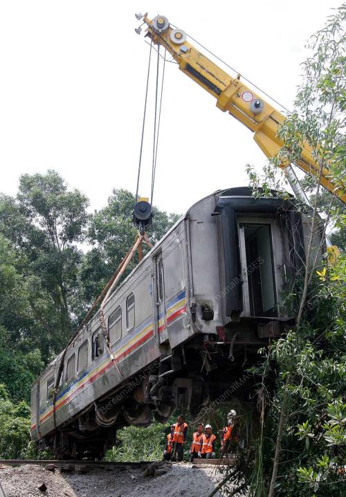 KERETAPI TERGELINCIR
