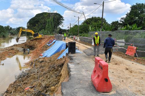KERJA PEMBAIKAN RUNTUHAN TANAH DI MAMBAU