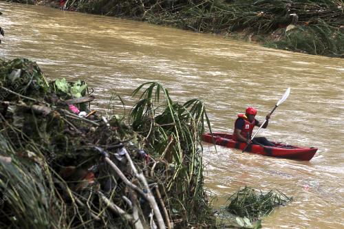 OPS MENCARI DAN MENYELAMAT LELAKI HANYUT DI SUNGAI RAHANG