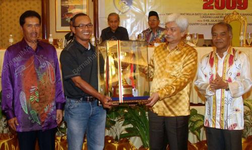 TUANKU MUHRIZ TUANKU MUNAWIR