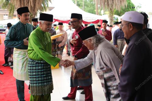 TUANKU MUHRIZ TUANKU MUNAWIR