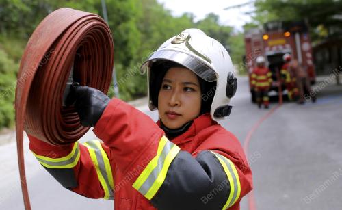 ANGGOTA BOMBA WANITA