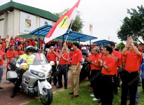 NS01_07052012_LARIAN_BENDERA