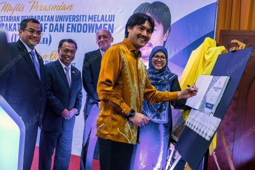 TUNKU ALI REDHAUDDIN TUANKU MUHRIZ