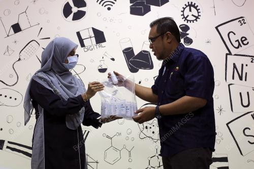 USIM SERAH CECAIR PEMBASMI KUMAN KEPADA PETUGAS MEDIA