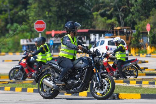 LATIHAN PENGENDALIAN MOTOSIKAL BERKUASA TINGGI