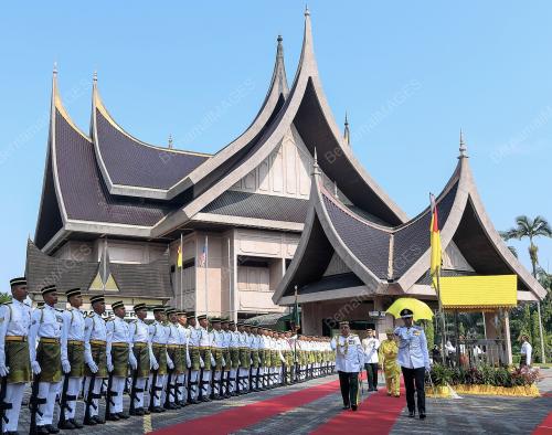 TUANKU MUHRIZ TUANKU MUNAWIR