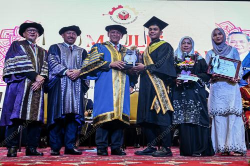DATUK SERI AMINUDDIN HARUN