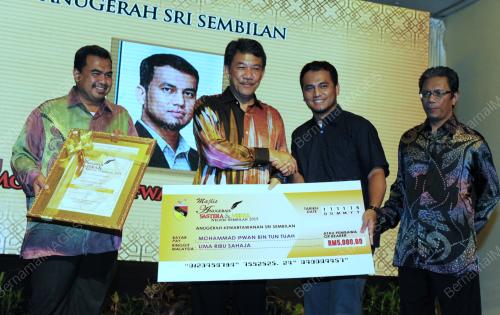 NS01_11112015_ANUGERAH_MEDIA