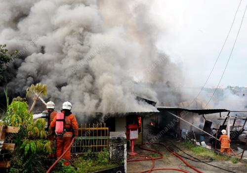 NS01_14082015_KEBAKARAN_RUMAH