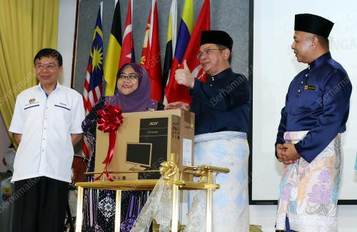 DATUK DR MOHD NAIM MOKHTAR