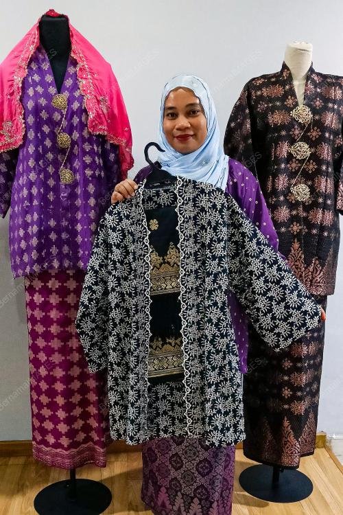 BUSANA KEBAYA SETENGAH TIANG