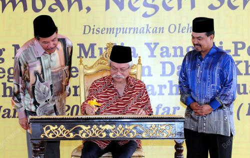 NS01_19012012_TUANKU_MUHRIZ