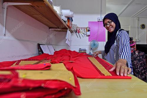 BUSANA KEBAYA SETENGAH TIANG