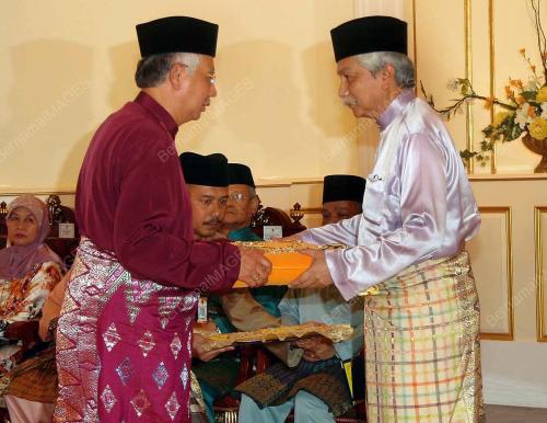 TUANKU MUHRIZ AHLMARHUM TUANKU MUNAWIR