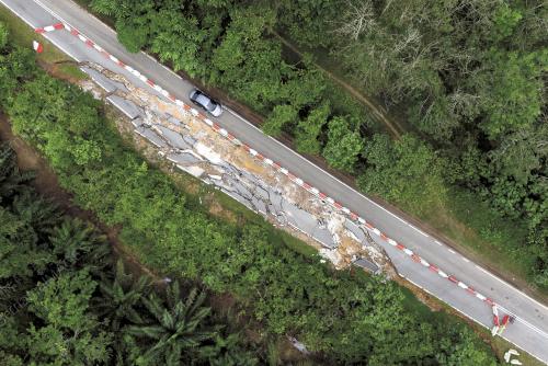 TANAH RUNTUH DI JALAN FELDA KEPIS